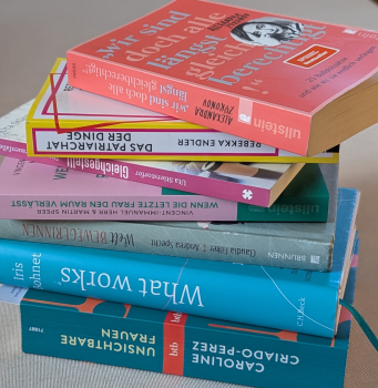 Stapel mit Büchern zum Thema Gleichstellung Stapel mit Büchern zum Thema Gleichstellung